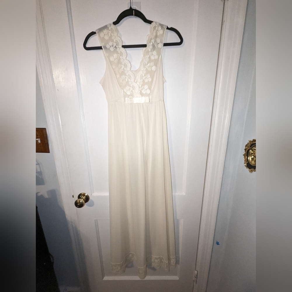 Vintage cream maxi lace trimmed Shadowline maxi nightgown Romantic